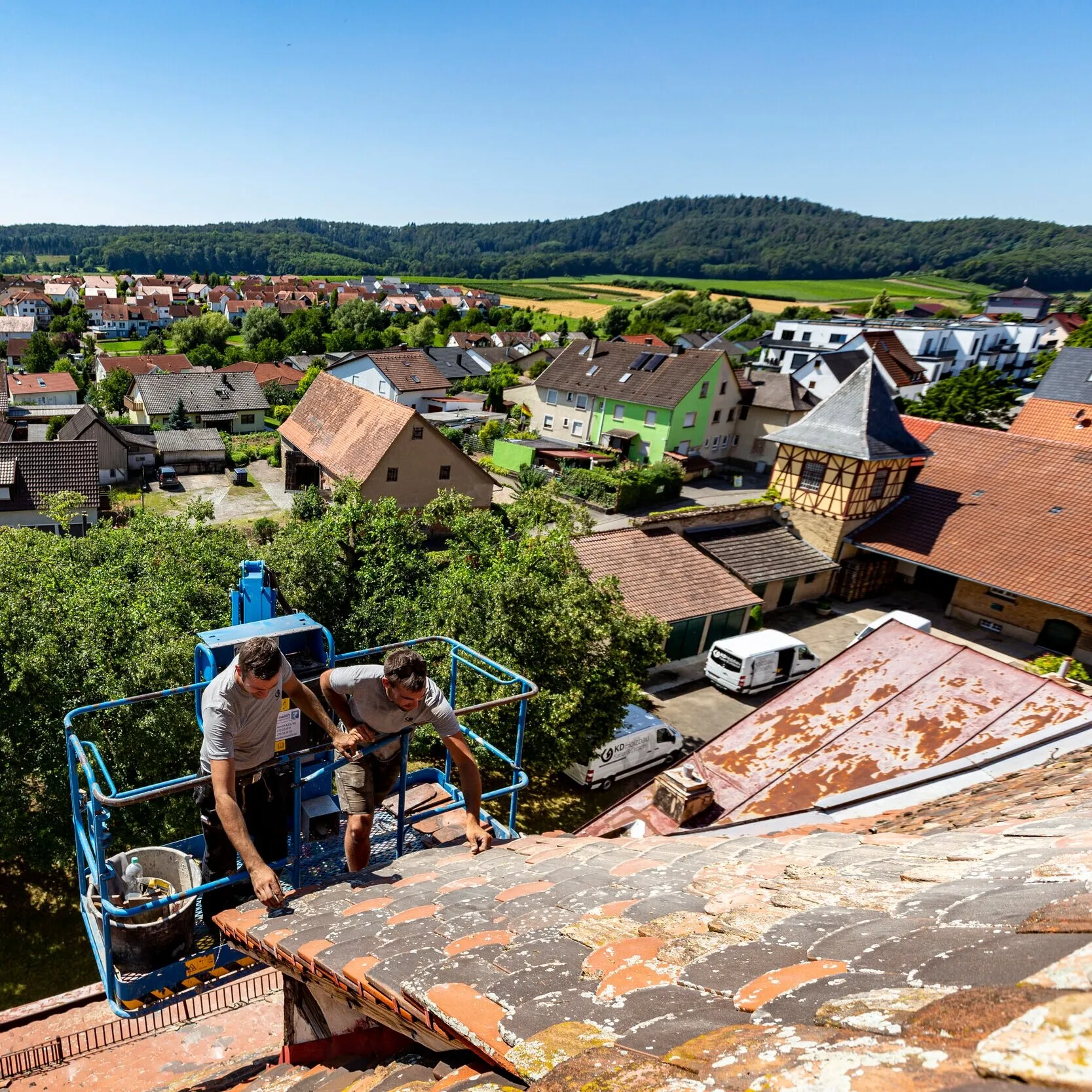 Arbeiten mit selbstfahrender Hebebühne bis zu 34 Metern Arbeitshöhe